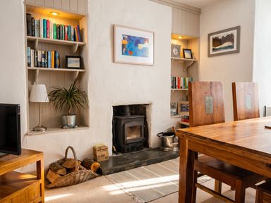 A living room with a table and bookshelves at the property in location