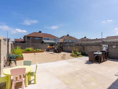 A garden with a table and chairs at the property location