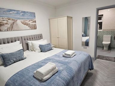 A bedroom with a bed and wardrobe at the property