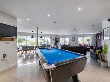 A games room with a pool table and dining area at 5 Bed House, Sleeps 14 with Hot Tub and Bar Tavistock