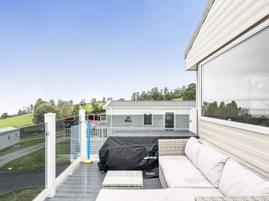 A balcony with outdoor furniture and a basketball hoop at Ty dee seaview escapes in Looe