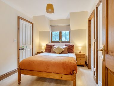 A bedroom with a bed and bedside tables at 2 Bed, Sleeps 4 with Parking and EV charging in Wadebridge