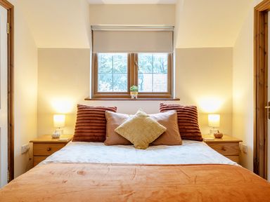 A bedroom with a bed and bedside tables at 2 Bed, Sleeps 4 with Parking and EV charging in Wadebridge
