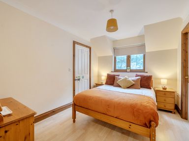 A bedroom with a bed and bedside tables at 2 Bed, Sleeps 4 with Parking and EV charging in Wadebridge