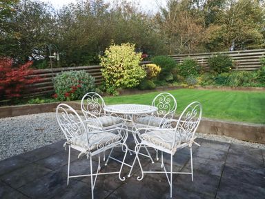 A garden with a table and chairs in The Old Dairy