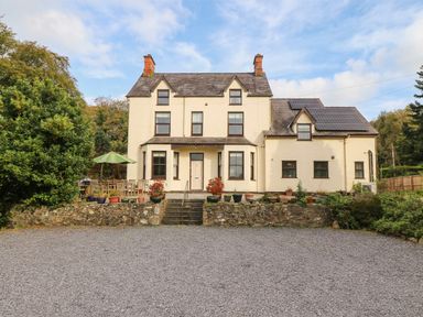 A house with garden and gravel driveway at Craig Y Glyn