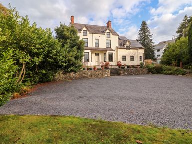A house with a gravel driveway and garden at Craig Y Glyn