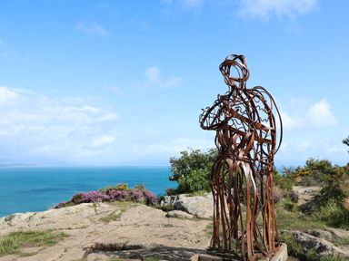 A sculpture overlooking the ocean at Craig Y Glyn Cottage in Pwllheli