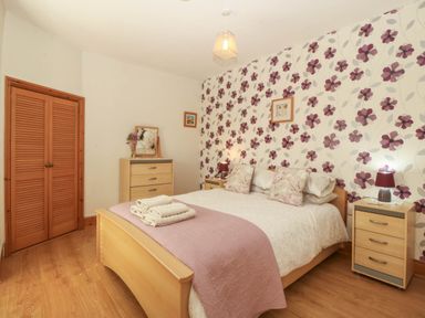A bedroom with a bed and furniture at Tyddyn in Dyffryn Ardudwy