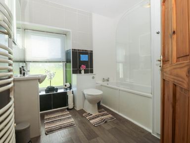 A bathroom with a sink, toilet, and bathtub at Tyddyn in Dyffryn Ardudwy