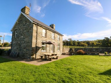 A house with garden furniture at Tyddyn in Dyffryn Ardudwy