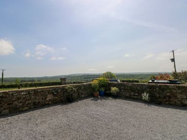 An outdoor area with gravel and potted plants at The Dairy in Penuel near Llanmorlais