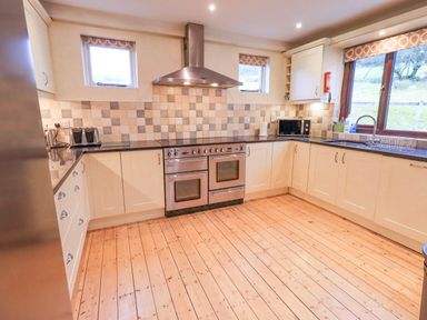 A kitchen with an oven and countertop at Ghyll Bank House Staveley near Windermere