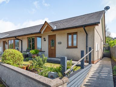 A single-story house with a garden and walkway at Gorwel in Llan Ffestiniog near Blaenau Ffestiniog