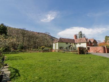 A house with a garden at Gardener's Cottage in Llanwrthwl near Rhayader