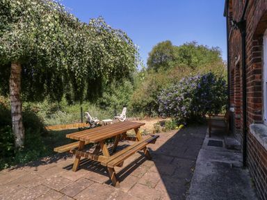 A garden with a picnic table and chairs at The Lock House in Gloucester