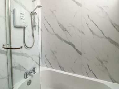 A shower and bathtub in a bathroom at Bythyn Ddol Hafod in Capel Curig