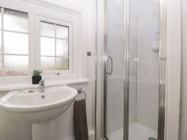 A bathroom with a shower enclosure and washbasin at The Croft in Vowchurch near Peterchurch