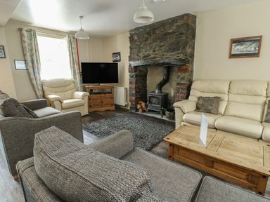 A living room with sofas and a fireplace at Halford Hill in Llanberis