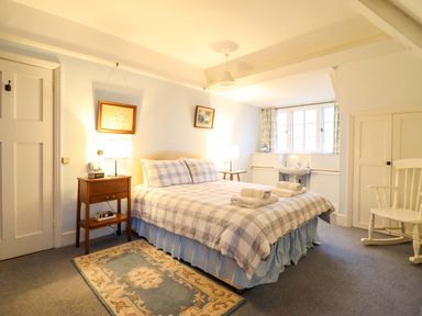 A bedroom with a bed and bedside table at Murmur Y Don in Harlech