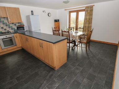A kitchen with dining area at Bwthyn-y-Rhiw in Penybanc near Llandeilo