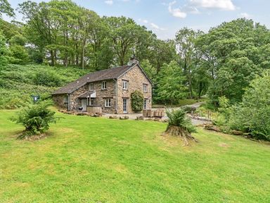 A house surrounded by trees and grass at Hammerhole at the Graythwaite Estate near Hawkshead