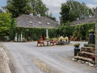 An outdoor area with seating and greenery at Mrs Delaney's Loft Ardfinnan near Clonmel County Tipperary