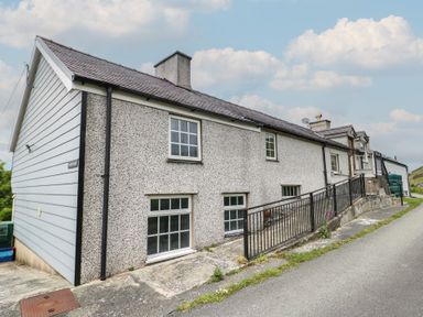 A house with windows and a fence at Glan y Gors in Dinorwic near Llanberis