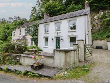 A house with garden and pathway at Teifi House in Cilgerran near Cardigan