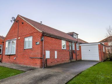 A house with a garage and yard at La Rochelle Whitby
