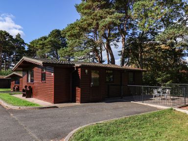 A log cabin with a deck and seating area at Snowdrop in Saltburn-by-the-Sea