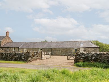 An outdoor area with a barn and gravel driveway at Gallow Law Cottage Bellingham