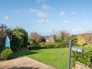 A garden with a sign at Sunset View in Porth