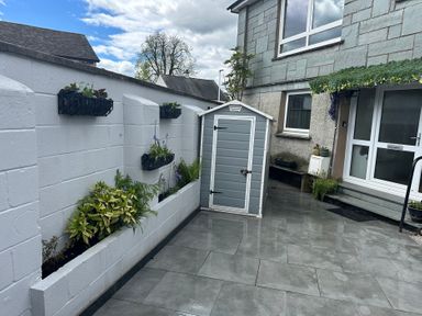 An outdoor area with a shed and planters at Jakanori Staveley