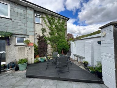 An outdoor seating area with table and chairs at Jakanori in Staveley