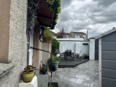 A garden with seating area and plants at Jakanori in Staveley