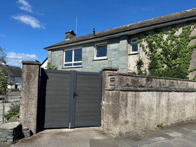 A house with a gate and wall in front at Jakanori Staveley