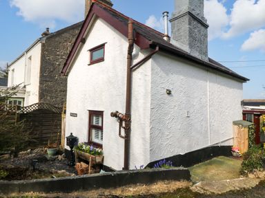 An exterior view of a cottage featuring flower pots at The Cottage Marian-Glas