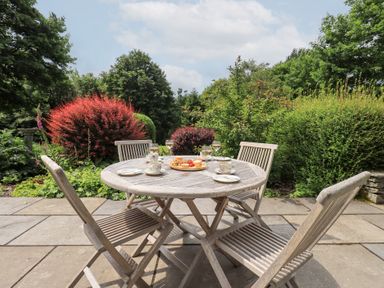 A table with food and drinks in the garden at Little Ellers in Portinscale near Keswick