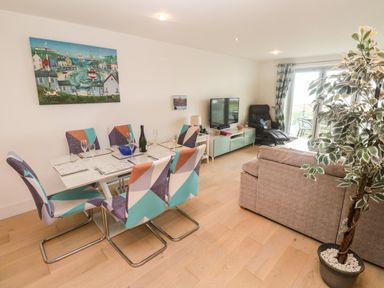 A dining area with a table and chairs at Ocean Seven in Newquay