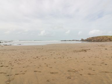 A beach with sand and water at Parnacott in Holsworthy