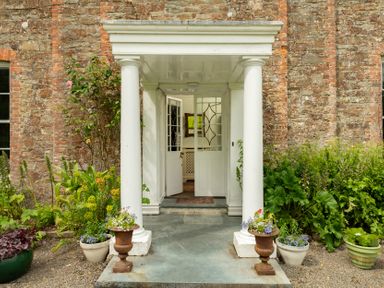 An entrance with plants at Parnacott in Holsworthy