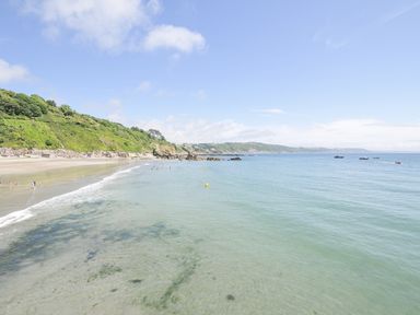 A beach with water and boats at Beach Retreat in Looe
