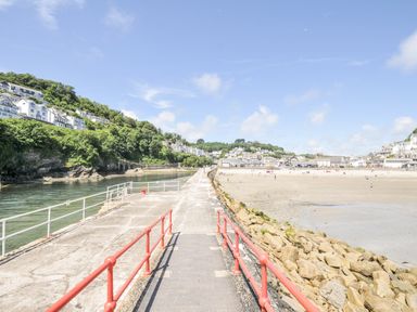 A pier leading to the beach at Beach Retreat in Looe