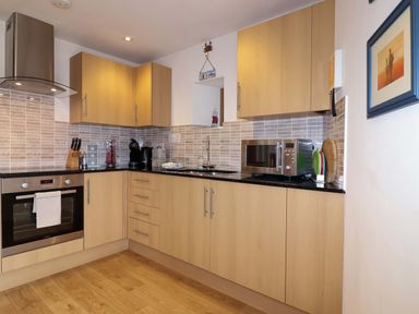 A kitchen with cabinets and appliances at Cawsand in Tideford