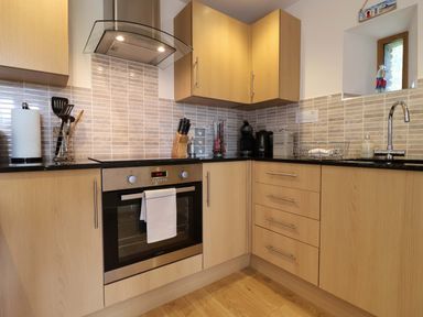A kitchen with cabinets and appliances at Cawsand in Tideford