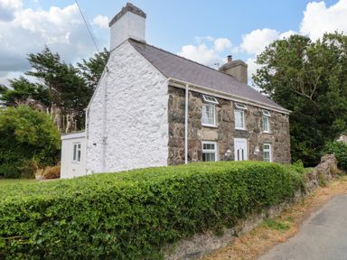 A house with a hedged front yard at Tan Y Goeden in Morfa Nefyn