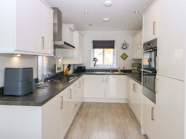 A kitchen with appliances and cabinetry at Welymora Pwllheli