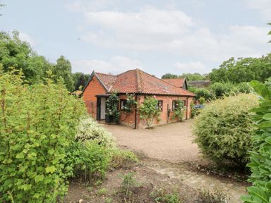 A house with a garden and gravel driveway at Lowbrook Cottage in Dickleburgh near Diss