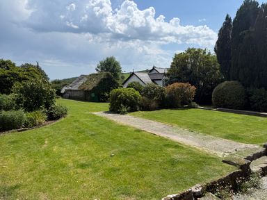 A garden with grass and shrubs at Penlaurel in Launceston
